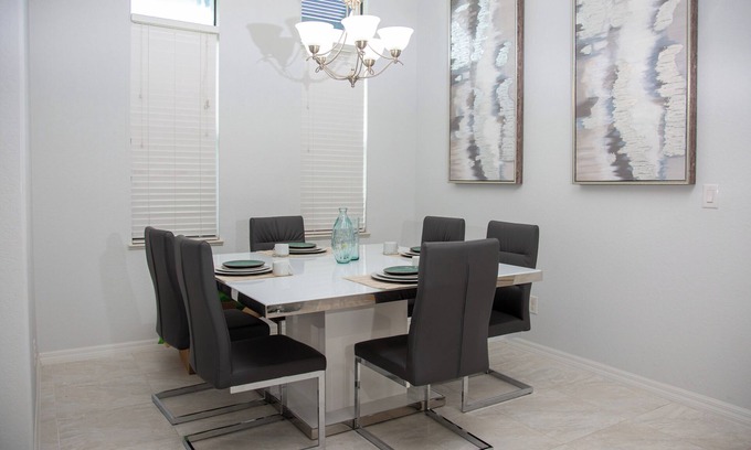 Trafalgar House | Modern and Serene Spacious Getaway with Canal View