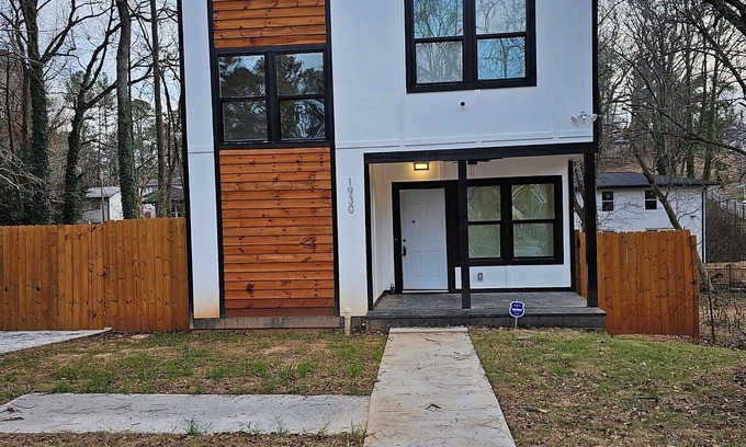 Atlanta House | Modern and Spacious 3-bedroom House with WIFI, Washer/Dryer "City Living"