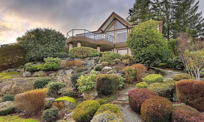 Victoria Apartment | Modern and spacious hilltop suite close to all amenities.