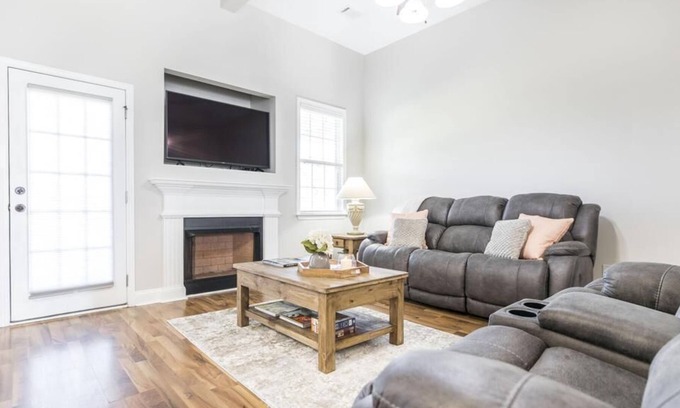 Kathleen House | Modern and Spacious Home near Robins AFB