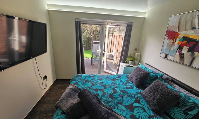 Haversham Apartment | Modern annex with private kitchen and bathroom
