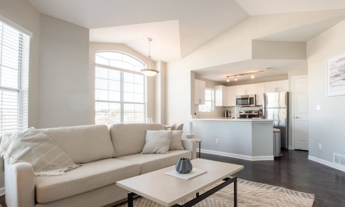 Westridge Apartment | Modern Apartment in Prime Location (ID8406X40)