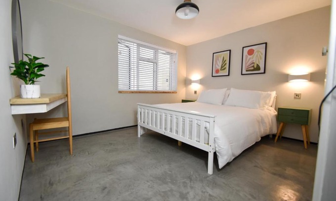 Woodstock Apartment | Modern Apartment Central Woodstock with Parking