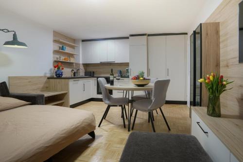 Gmunden Apartment | Modern Apartment, Full Kitchen, for 6