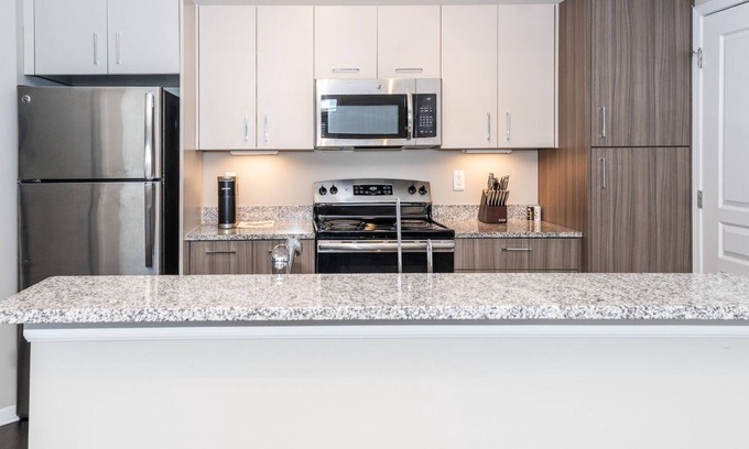 Auburn Hills Apartment | Modern Apartment in Prime Location (ID4378)