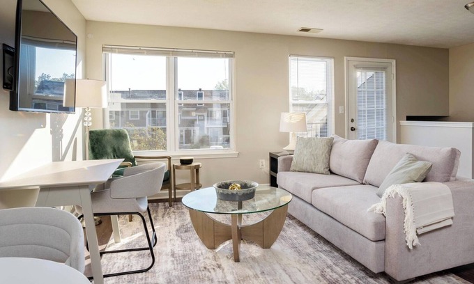 Indianapolis Apartment | Modern Apartment in Prime Location (ID7728X31)