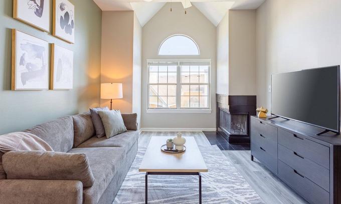 Wayne Apartment | Modern Apartment in Prime Location (ID1193X713)