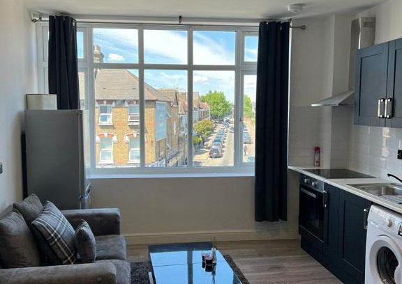 North Finchley Apartment | Modern Apartment in London