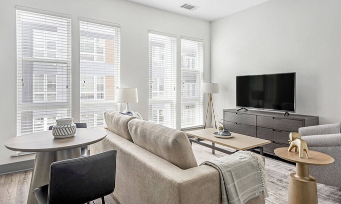 Second Ward Apartment | Modern Apartment in Prime Location (ID5335X22)