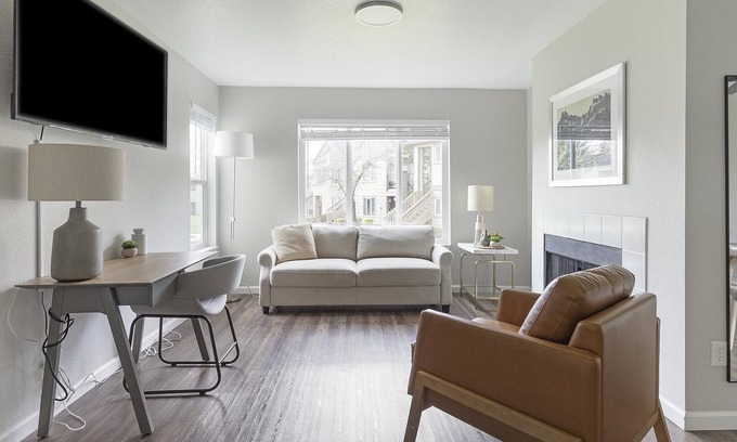 Tanasbourne Apartment | Modern Apartment in Prime Location (ID1014X138)