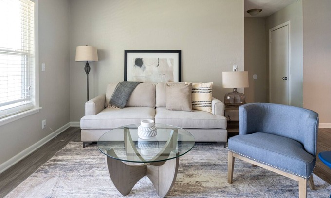 Hermitage Apartment | Modern Apartment in Prime Location (ID6096X94)