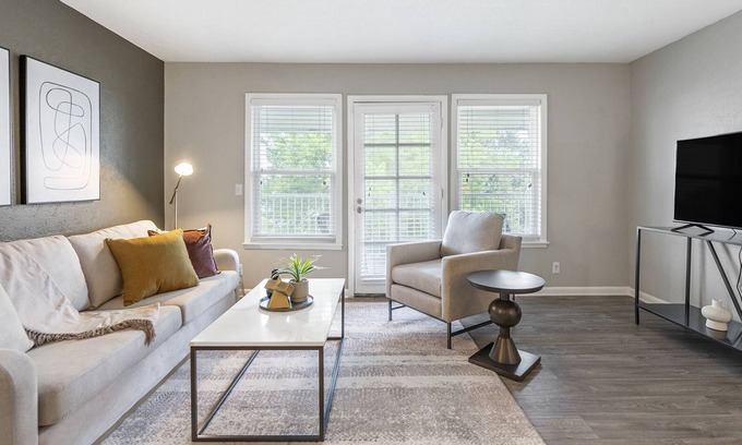 Hermitage Apartment | Modern Apartment in Prime Location (ID1008X713)