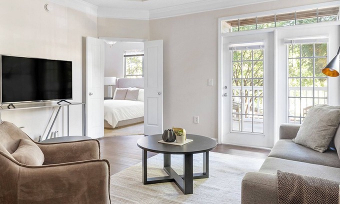 Town Center Apartment | Modern Apartment in Prime Location (ID1216X611)
