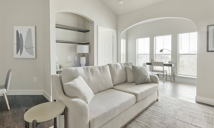 Richmond Apartment | Modern Apartment in Prime Location (ID1272X140)