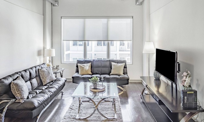 SoNo Apartment | Modern Apartment in Prime Location (ID1206X595)