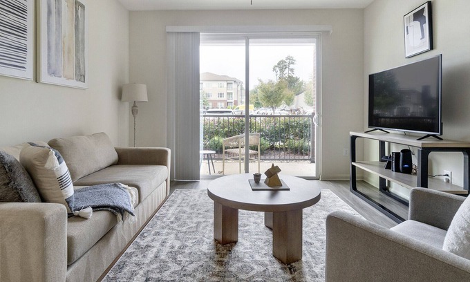 Crabtree Apartment | Modern Apartment in Prime Location (ID1215X371)