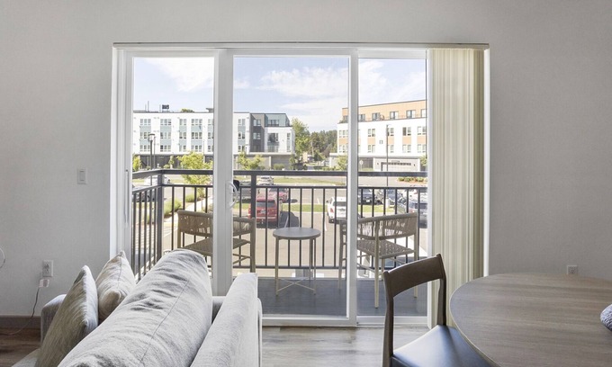 Kent Apartment | Modern Apartment in Prime Location (ID7323X33)