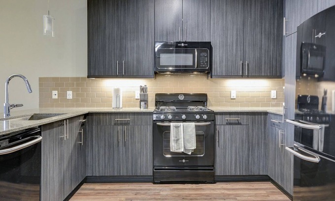 Sandy Apartment | Modern Apartment in Prime Location (ID6644)