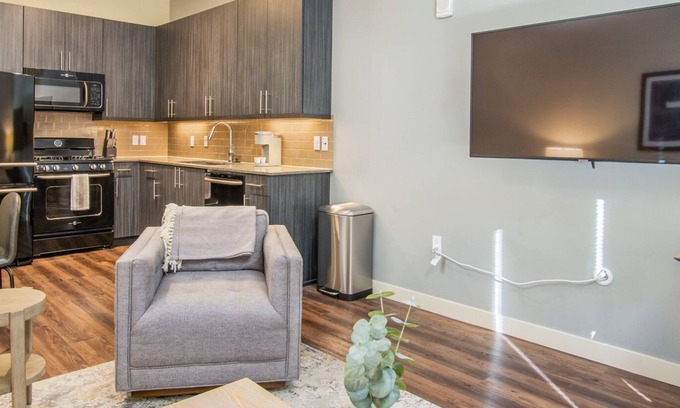 Sandy Apartment | Modern Apartment in Prime Location (ID6647)