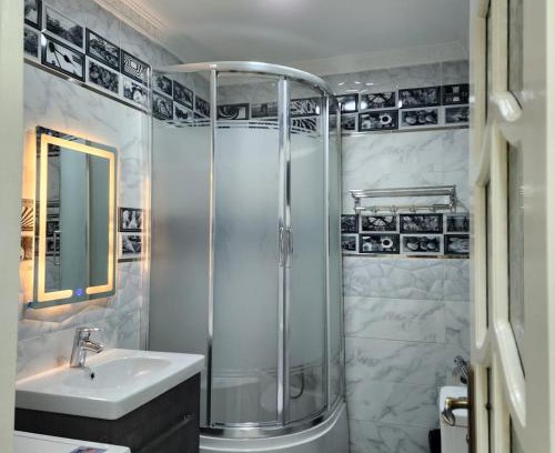 Heliopolis Apartment | Modern Apartment in Sheraton Heliopolis, 5 minutes from Cairo Airport عمارة مطعم دجاج كنساس