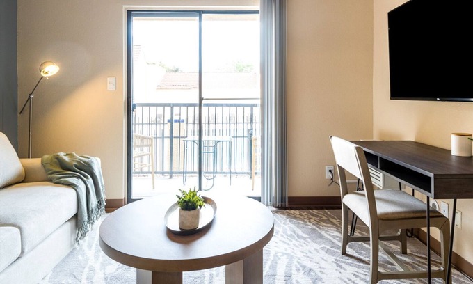 Albuquerque Apartment | Modern Apartment in Prime Location (ID7446X96)