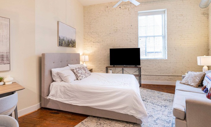 Petersburg Apartment | Modern Apartment in Prime Location (ID2450X15)