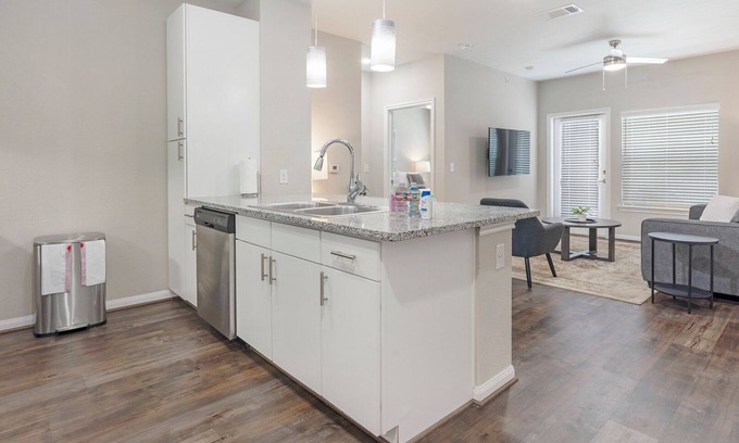 Stone Oak Apartment | Modern Apartment in Prime Location (ID7293)