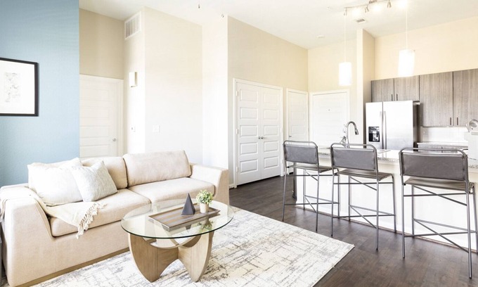 Stone Oak Apartment | Modern Apartment in Prime Location (ID7297)