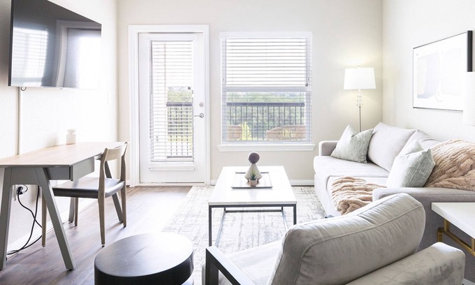 Stone Oak Apartment | Modern Apartment in Prime Location (ID6031X46)