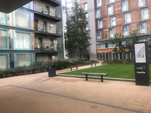Botwell Apartment | Modern apartment next to Hayes and Harlington station