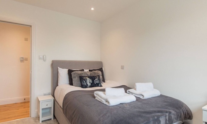 Windsor City Centre Apartment | Modern Apartment w/River View in Central Windsor