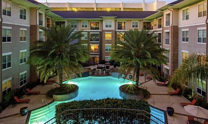 South Main Apartment | Modern Apartment with Pool — 7 mins to NRG