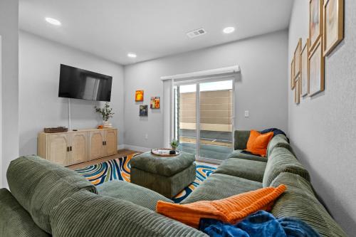 Rogers Apartment | Modern Apt W Pool, Gym & Free "p"prime Location