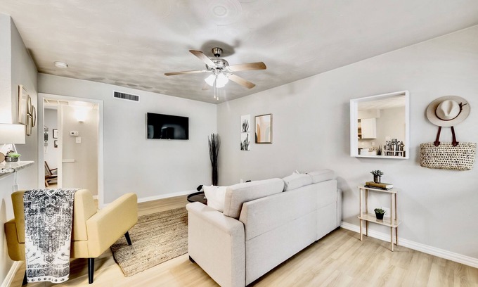 Old East Dallas Apartment | Modern Artistic Flat - ARBORETUM TICKETS INCLUDED