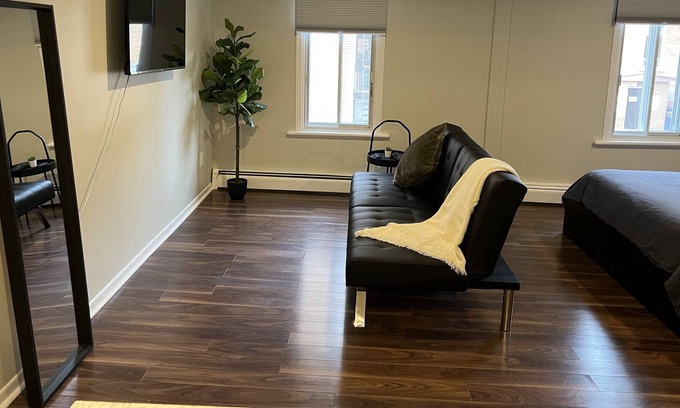 Hull Apartment | Modern Bachelor in downtown Hull
