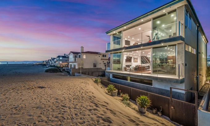 Silver Strand House | Modern Beach Front architectural home-3 king beds- family friendly beach