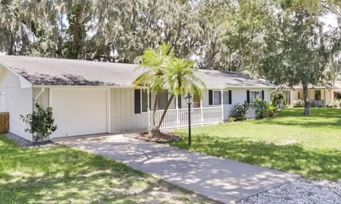 Florida Shores House | Modern beach themed 3b/2b home near New Smyrna Beach & Daytona Beach! Paradise!