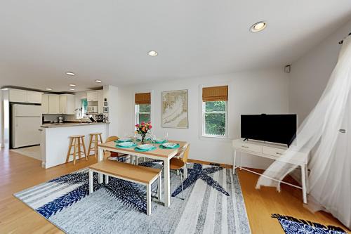 Falmouth House | Modern Beach & Town Getaway
