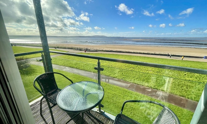 Crynant Apartment | Modern Beachfront Bliss with Spectacular Views