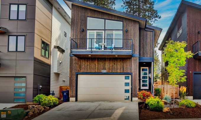 Southern Crossing House | Modern Bend Vacation Home, Old Mill, HOT TUB!
