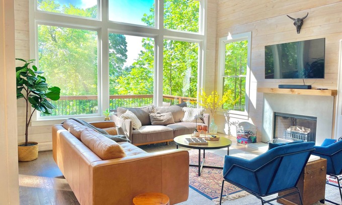 Clayton House | Modern Blue Cabin Retreat w/Mtn Views, Arcades & 5min to Downtown - Sleeps 10