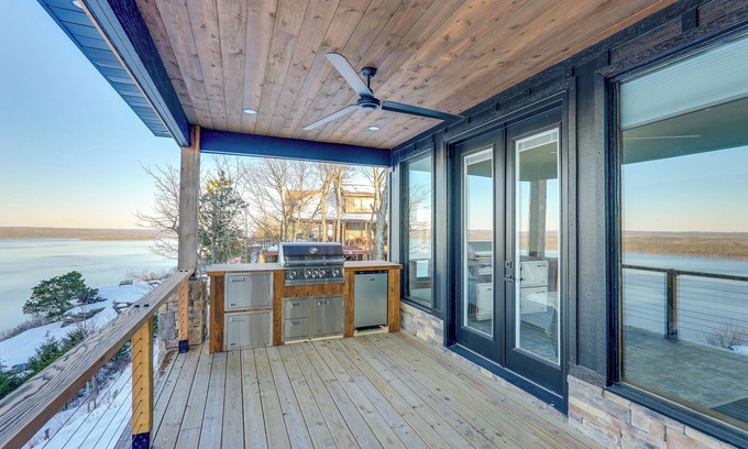 Quitman House | Modern Bluff-Top House w/Greers Ferry Lake Views