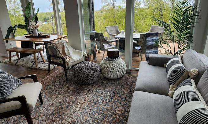 Wasilla Ski Chalet | Modern Bluffside retreat with HOT TUB
