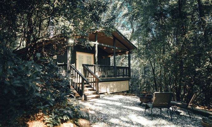Sautee Nacoochee Cabin | Modern Boho Cabin - Romantic Couples Getaway - Luxury Tub - 5mi from Helen