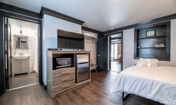 North Muskegon Apartment | Modern Boutique Queen Studio | Near Downtown Muskegon