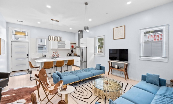 Eagle Hill Apartment | Modern Brand New Boston Skyline Apartment near Airport with WiFi, AC