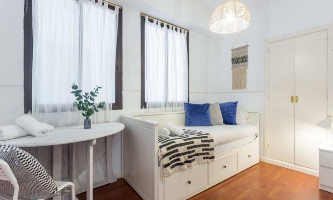 Les Corts Apartment | Modern & Bright 2-Bedroom Apartment in Les Corts – Sleeps 4