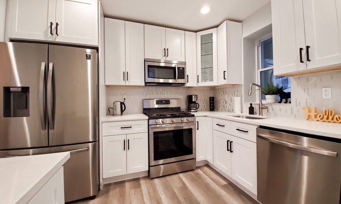 Melrose House | Modern bright home in the heart of Philadelphia! Close to stadiums!