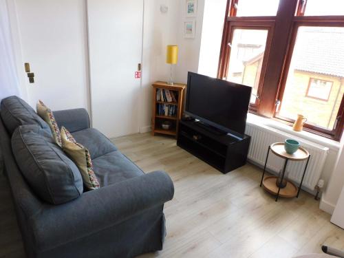 Shawlands Apartment | Modern bright studio apartment in south Glasgow