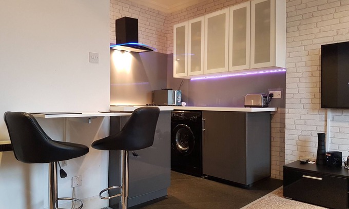 Bonnington Apartment | Modern Broughton Apartment - Walk to City Centre & St James Quarter